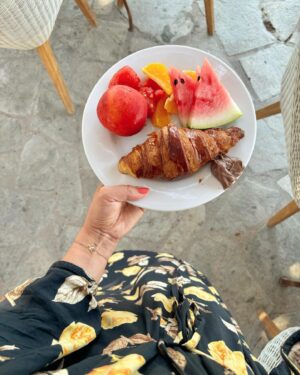 Sara Parikka Instagram - mainos @tuisuomi ARVONTA!⛱️ 

Lomailtiin lasten kanssa Samoksella ekaa kertaa 2017 ja nyt oli ihana palata tänne! 🇬🇷🌞🧡 Blue Star Doryssa Seaside Resort on ihan meidän lemppari. Hotellilla on superkaunis allasalue rannan äärellä, taivaallista ruokaa, leikkipaikka ja paljon tilaa lapsilla juoksennella. Hotellialue on iso ja täällä on kreikkalaisen kylän fiilis 😍

Pythagorionin kylä on kävelymatkan päässä ja siellä on kaunis satama, lukuisia tavernoja, putiikkeja ja kuvan kauniita kujia ✨🇬🇷 

VINKKI! Jos etsit perheelle toimivaa hotellia, niin kannattaa tsekata TUI:n Blue Star -hotellit. Ne sijaitsee aina hyvillä paikoilla, joko lähellä rantaa tai keskellä kaupunkia. Niistä löytyy upeat allasalueet ja henkilökohtainen opaspalvelu hotellilla (useimmiten vieläpä suomen kielellä).

ARVONTA: Kommentoi alle minne TUIn kohteista haluaisit suunnata 😍⛱️ ja nappaa @tuisuomi tili seurantaan niin olet mukana 500€ lahjakortin arvonnassa. Arvon voittajan 3.7 ja ilmoitan asiasta dm-viestillä. Instagram ei osallistu arvontaan. 
 
Blogista löytyy tarkempi postaus meidän reissusta ja vastaukset ig:ssä laitettuihin kysymyksiin ☀️⛱️ Kannattaa lukea postaus ja napata vinkit haltuun! Siellä myös paaaljon ihania lomakuvia 🥰

pssst. Tsekkaa myös TUI:n äkkilähdöt 🙊