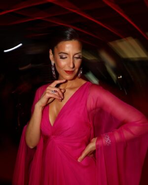 Sara Pinto Instagram - Há vestidos e vestidos…
e depois há este incrível pink Valentino 🩷
que nos deixa divertir tanto na red carpet.

Obrigada à minha glam team:

Styling:  @bydorarogerio (a melhor!!!)
Dress: @maisonvalentino @stivali_boutiques 
Shoes: @giuseppezanotti 
Jewelry: @saldanha_joalheiros 
Makeup: @thecristianareis 
Hair: @celiadasilva_hairstylist 
Photos: @andre_stachel 

Ah!! Parabéns @tvioficial 💕
