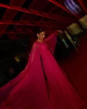 Sara Pinto Instagram - Há vestidos e vestidos…
e depois há este incrível pink Valentino 🩷
que nos deixa divertir tanto na red carpet.

Obrigada à minha glam team:

Styling:  @bydorarogerio (a melhor!!!)
Dress: @maisonvalentino @stivali_boutiques 
Shoes: @giuseppezanotti 
Jewelry: @saldanha_joalheiros 
Makeup: @thecristianareis 
Hair: @celiadasilva_hairstylist 
Photos: @andre_stachel 

Ah!! Parabéns @tvioficial 💕