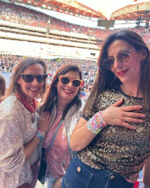 Sara Pinto Instagram - Há 18 anos Roma deu-me duas manas para a vida 🩷 tem sido uma viagem do caraças… de avião, barco, autocarro… ou limousine 🥂 swipe ➡️ TAYLOR CHEGAMOS!! #swifties #taylorswift #theerastour #erastourlisbon