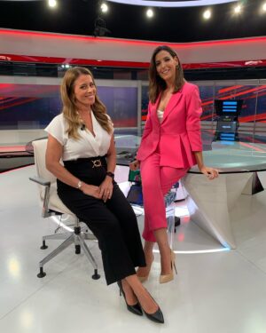 Sara Pinto Instagram - não dá para ver bem, mas no ecrã abaixo do teleponto diz “comidas rápidas”… não sei se é da comida ou da cadeira do J8 … mas quem senta ali fica de barriga cheia 🤰🏽Parabéns para esta mummy cool @iandreiavale que eu gosto tanto 🥰😘 #sentouvaiengordar #olhábolinha #bebésdeestúdio #vousentarsónamesa
