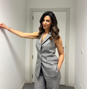 Sara Pinto Instagram - 1° jornal da semana ☑️ e logo à noite há mais: entrevista a Miguel Sousa Tavares num dos locais onde o 25 de abril foi mais importante, para ver no Jornal Nacional @tvioficial