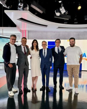 Sara Pinto Instagram - Fotografia 1 - Ensaio geral
Fotografia 2 - It’s Showtime!✨
Está feita mais uma. Obrigado a todos os que estiveram connosco. 🗳️🇪🇺
@tvioficial 
@cnnportugal