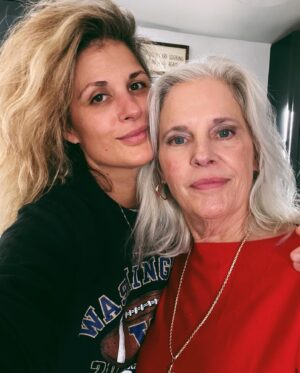 Sara Racey-Batraville Instagram - Mama. 🎄🎁🙏🏽