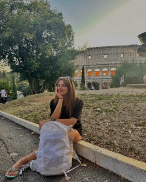 Sára Rychlíková Instagram - Ze Sieny do Říma🦶🏼💭cestou necestou

Ano, došla jsem do Říma nebo spíš dokulhala… 😃
Sandále jsem si zamilovala a ponožky v nich ještě víc. 
A ráda bych se s Vámi teď podělila o stovky svých pocitů, zážitků, příběhů, ale i kdybych se snažila sebevíce…, POUTNÍ CESTU bych slovy popsat nedokázala. 
Skrývá v sobě toliko a zároveň odkrývá tebe…se vším všudy. 
Je to bájo💙
#305km#10dní
(kdyby chtěl někdo rady, jak na puchýře..,začínám mít odbornou praxi)