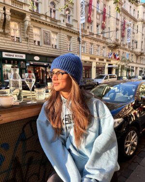 Sára Rychlíková Instagram - ☀️🙏🏽ach slunce..
Musím si tě užít do poslední minuty.