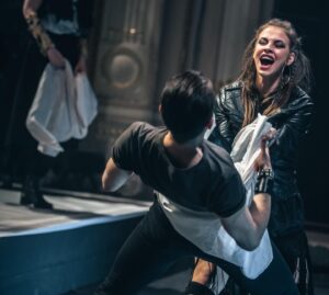 Sára Rychlíková Instagram - Je silné, co je uvnitř nás. 
A to nás víc než pojí. 

🎭Vzpoura lásky
Fuente Ovejuna!
#📸🙏🏽 @pet.phot