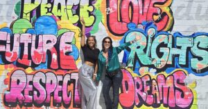 Sara Santos Instagram - Só pelas cores e pela companhia 
@robertamedinaalwayssmile 
Quem vai à cidade do rock?!
#rockinrio #rir #color #lisboa