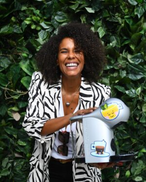 Sara Santos Instagram - A Nescafé Dolce Gusto celebra os 15 anos da marca.
Em parceria com a artística plástica @catarinaglam surge uma nova edição, cheia de cor e animação e o mais fantástico é que não há uma máquina igual, é ao gosto do freguês.
Fui convidada da festa e eu é que vim de lá com um presente. Uma máquina Dolce Gusto KRUPS 😋
Parabéns família Nescafé Dolce Gusto! Que venham mais e mais anos de vida 🎉
@nescafedolcegustopt #pub #15AnosNDG