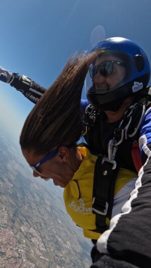 Sara Santos Instagram - Muitos disseram que eu era uma corajosa, confesso que não hesitei um segundo e foi um dia indescritível, aconselho vivamente!! @skydiveportugal obrigada pelo vosso excelente trabalho, a vossa equipa é fantástica, todos muito simpáticos e um especial agradecimento ao Carlos Faustino 🪂 
#tandem #skydiveportugal #evora #happygirl