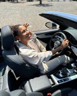 Sara Santos Instagram - Fim de semana com os cabelos ao vento. 
Sou uma amante de cabriolê e vocês?
Audi A5 40 TDI S Line, 204 cv.
#cars #audi