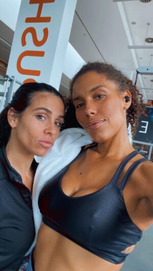 Sara Santos Instagram - @ju_mota_ Minha Amiga, Minha PT, Meu Boost de energia sempre que estou mais triste e sem vontade para nada. Obrigada por não me deixares desistir e OBRIGADA POR TRABALHARES NO BEST GYM EVERRRR!! Para os que querem treinar e não se sentem motivados, faço a sugestão de experimentarem um treino com ela ou qualquer outro PT deste ginásio, vai fazer a diferença nas vossas vidas. @solinca_lagoas @solinca_fitness Obrigada por me acolherem nesta gigantesca família.
Quem tiver interesse pode vir fazer um treino comigo para conhecer o espaço e pertencer a esta família feliz 💪🏾 #gym #motivation #girl #girlpower #fitness #fitnessmotivation #health