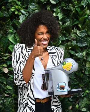 Sara Santos Instagram - A Nescafé Dolce Gusto celebra os 15 anos da marca.
Em parceria com a artística plástica @catarinaglam surge uma nova edição, cheia de cor e animação e o mais fantástico é que não há uma máquina igual, é ao gosto do freguês.
Fui convidada da festa e eu é que vim de lá com um presente. Uma máquina Dolce Gusto KRUPS 😋
Parabéns família Nescafé Dolce Gusto! Que venham mais e mais anos de vida 🎉
@nescafedolcegustopt #pub #15AnosNDG