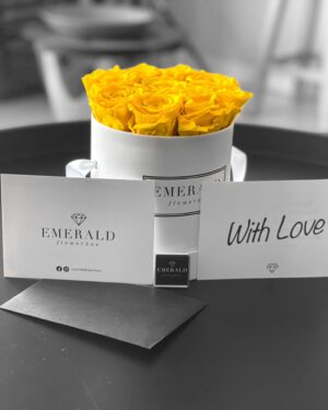 Sara Santos Instagram - Terminar o dia de trabalho com estas surpresas, que bom! ♥️

A @emeraldflowerbox destaca-se por ser a única botique especializada em Rosas Preservadas! 🌹
Rosas 100% naturais que permanecem bonitas e inalteradas durante anos, graças ao liquido de preservação à base de glicerina, que substitui a seiva e a água dentro da flor para que permaneçam bonitas e inalteradas durante anos.

Uma ótima opção para oferecer este natal não achas? 🎄

#emeraldflowerbox #rosas #natal #blackfriday