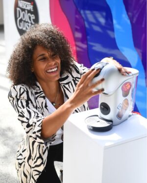 Sara Santos Instagram - A Nescafé Dolce Gusto celebra os 15 anos da marca.
Em parceria com a artística plástica @catarinaglam surge uma nova edição, cheia de cor e animação e o mais fantástico é que não há uma máquina igual, é ao gosto do freguês.
Fui convidada da festa e eu é que vim de lá com um presente. Uma máquina Dolce Gusto KRUPS 😋
Parabéns família Nescafé Dolce Gusto! Que venham mais e mais anos de vida 🎉
@nescafedolcegustopt #pub #15AnosNDG