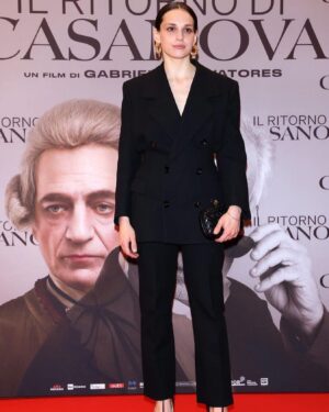 Sara Serraiocco Instagram - Last night #ilritornodicasanova, directed by @gabrielesalvatores. 

Press @upgradeartist 
Wearing #newbottega @matthieu_blazy 
Styling @valeriajmarchetti 
Mua @simonebelliagency @chiaragattellaro 
Ph @stefaniadalessandrophoto