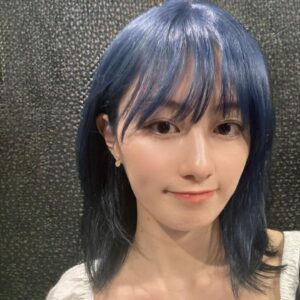 Sara Takatsuki Instagram - 🪼🩵🩵
先月のトピックは髪色をブルーにしたこと
一瞬の楽しみを叶えられました。
これにはつくねもダブルピース✌️✌️