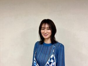 Sara Takatsuki Instagram - スポーツ報知さんに、映画「#ラストターン」について取材をして頂きました。

まもなく控えた映画の公開に、
私もワクワクしながらお喋りしました。
そしてすっかり伸び切った髪についても触れてもらい、今後挑戦してみたい役柄について応えたのも書いてくださいました。

是非、お手に取ってご覧下さい🍀