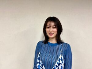 Sara Takatsuki Instagram - スポーツ報知さんに、映画「#ラストターン」について取材をして頂きました。

まもなく控えた映画の公開に、
私もワクワクしながらお喋りしました。
そしてすっかり伸び切った髪についても触れてもらい、今後挑戦してみたい役柄について応えたのも書いてくださいました。

是非、お手に取ってご覧下さい🍀