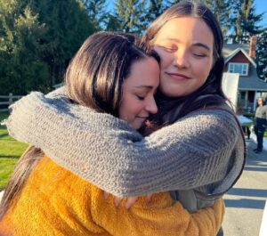 Sara Tomko Instagram - This was @kaylaylaraine and I are on our last day shooting together on Szn 3 😭 & now the scene has been revealed! And the part that made me tear up the most? When Asta says “Oh! Retainer!” like a mom would cause she IS a mom and a good one, too.  Proud of you Asta🥹🥹🥹 It’s been a long road to get here.  Thanks for being patient with me Jay😭
•••
I love you forever, Kílila 🌹 
•••
And the sweet photo of Jay and her two moms at the end😭😭 Shout out to @lauren_k_robek Dream Team🫂
•••
@residentalien @syfy