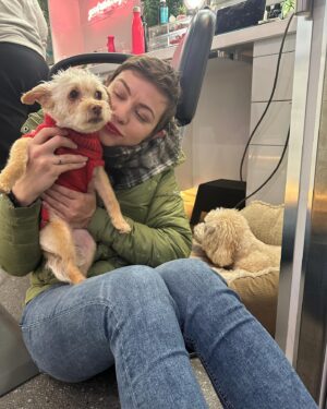 Sara Tomko Instagram - On or about the time when tonight’s episode was being filmed, a lot of companions returned for some much needed companionship. 
1) Me and Brett Brown from Love Island Sz 4
2) Harry and Baby
3) @elvyalreadyexists and Raisin 
4) @themusicalmushroom and her teacakes 
5) Linda & Wilma, @meredithgarretson & @dgarcon (It was Easter, We cascaroned thx to @amberhassa )
6) Me and my hair dye and Wilma protecting me
7) Me and the first ever fire I made by myself 
8) Asta and D’Arcy and our thumbs
•••
Now, who’s in tonight’s episode and how they got there is really for you to watch and find out.
•••
@residentalien @syfy 10pm Wednesdays or Next Day on @peacock (Only Two Episodes Left of Szn 3🥺)