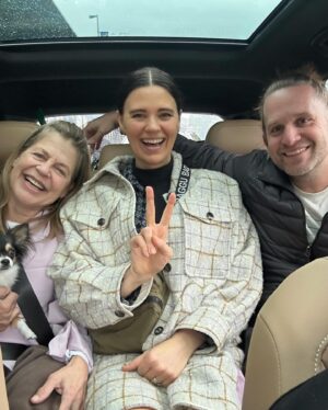 Sara Tomko Instagram - On or about the time when tonight’s episode was being filmed, a lot of companions returned for some much needed companionship. 
1) Me and Brett Brown from Love Island Sz 4
2) Harry and Baby
3) @elvyalreadyexists and Raisin 
4) @themusicalmushroom and her teacakes 
5) Linda & Wilma, @meredithgarretson & @dgarcon (It was Easter, We cascaroned thx to @amberhassa )
6) Me and my hair dye and Wilma protecting me
7) Me and the first ever fire I made by myself 
8) Asta and D’Arcy and our thumbs
•••
Now, who’s in tonight’s episode and how they got there is really for you to watch and find out.
•••
@residentalien @syfy 10pm Wednesdays or Next Day on @peacock (Only Two Episodes Left of Szn 3🥺)