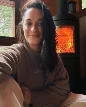 Sara Tomko Instagram - On or about the time when tonight’s episode was being filmed, a lot of companions returned for some much needed companionship. 
1) Me and Brett Brown from Love Island Sz 4
2) Harry and Baby
3) @elvyalreadyexists and Raisin 
4) @themusicalmushroom and her teacakes 
5) Linda & Wilma, @meredithgarretson & @dgarcon (It was Easter, We cascaroned thx to @amberhassa )
6) Me and my hair dye and Wilma protecting me
7) Me and the first ever fire I made by myself 
8) Asta and D’Arcy and our thumbs
•••
Now, who’s in tonight’s episode and how they got there is really for you to watch and find out.
•••
@residentalien @syfy 10pm Wednesdays or Next Day on @peacock (Only Two Episodes Left of Szn 3🥺)
