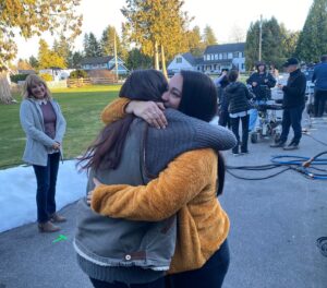 Sara Tomko Instagram - This was @kaylaylaraine and I are on our last day shooting together on Szn 3 😭 & now the scene has been revealed! And the part that made me tear up the most? When Asta says “Oh! Retainer!” like a mom would cause she IS a mom and a good one, too.  Proud of you Asta🥹🥹🥹 It’s been a long road to get here.  Thanks for being patient with me Jay😭
•••
I love you forever, Kílila 🌹 
•••
And the sweet photo of Jay and her two moms at the end😭😭 Shout out to @lauren_k_robek Dream Team🫂
•••
@residentalien @syfy