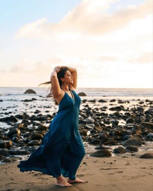 Sara Tomko Instagram - I was too busy enjoying the kick off of summer to say ☀️HAPPY SUMMER SOLSTICE☀️ Hope this summer you have relaxing floats, deep dives in deep ends, deep seas and of the soul variety, watermelon chins, tan lines, moonlit makeouts with consent, Italian ices, sand in your hair, long night walks, hammock hangs & dance parties wherever you go 🤟🏽
•••
📸: @samanthasimpsonphotography
