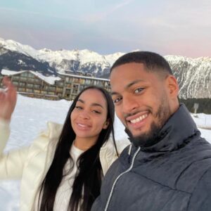 Sarah Andrea Instagram - Bonne année mes amours , 
Je vous souhaite le meilleur à vous et ceux qui vous sont chers. 🤍
Que vos projets, vos vœux et vos amours se réalisent, n’abandonnez pas même si cela paraît insurmontable, gardez toujours espoirs, il n’est jamais trop tard. 🤍

Love , Sarah & Dré 🤍🥂🎉