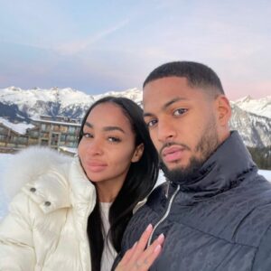 Sarah Andrea Instagram - Bonne année mes amours , 
Je vous souhaite le meilleur à vous et ceux qui vous sont chers. 🤍
Que vos projets, vos vœux et vos amours se réalisent, n’abandonnez pas même si cela paraît insurmontable, gardez toujours espoirs, il n’est jamais trop tard. 🤍

Love , Sarah & Dré 🤍🥂🎉