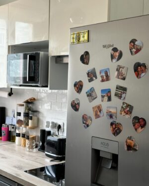 Sarah Andrea Instagram - La petite touche qu’il me fallait dans ma cuisine 🥹 merci à @cheerzfr pour ses magnifiques petites vignettes et affiches personnalisées 💖 elles sont juste adorables et la qualité photo est oufff ✨ Toi aussi personnalise ton intérieur avec mon code SARAHANDREA -20% sur TOUT le site 💖