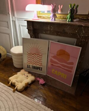 Sarah Andrea Instagram - MON APPART RÉNOVÉ 💖 Quand le mood board dans ma tête prends vie !!! <333 
Je vous présente mon appart (presque) totalement  rénové ! Ça n’a pas été facile de faire ça seule   le déménagement et il reste encore pas mal de petits détails mais je suis déjà très fière d’avoir tout réalisé moi même, les couleurs, les matériaux, la déco enfin BREF surtout fière du résultat 🥰🩷🏠 
Et toi c’est quoi ta déco préf ?💕