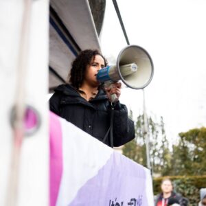 Sarah-Lee Heinrich Instagram - ❤️‍🔥DANKE

❤️Wir haben am Wochenende schweren Herzens unsere bisherigen Bundessprecher*innen @xsarahleee & @dzienus verabschiedet! 
Nach 4 Jahren Bundesvorstand, und 2 Jahren Bundessprecher*innen haben wir sie schmerzlich verabschiedet! 
📢Mit klaren Worten, sinnvollen politischen Analysen & vielen guten Witzen habt ihr herausragend unserern Verband geleitet. 
Politisch waren die letzten paar Jahre nicht einfach: Corona Pandemie, der Ukrainekrieg, krass steigende Tuerungen, Lützerath wird abgebaggert & die immensen Asylverschärfungen. Ihr habt uns mit klarem Ton durch diese Konflikte geführt. Seid in euren Positionen nicht eingeknickt, bei dem was ihr für richtig haltet und habt auf dem Weg für die Grüne Jugend unfassbar wichtige neue Verbündete gefunden.
💥Ihr seid zwar nicht mehr unsere Bundessprecher*innen, aber eure Arbeit wird bleiben!
Wir wünschen euch alles gute❤️