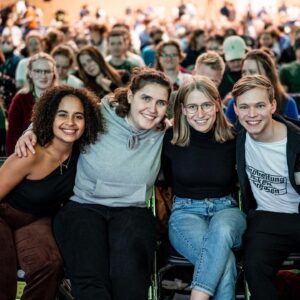 Sarah-Lee Heinrich Instagram - We proudly present: Die neuen Bundessprecherinnen der Grünen Jugend @katharinastolla @svenja_appuhn! 🎉❤️

Wir hätten uns keine besseren Nachfolgerinnen vorstellen können ❤️