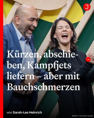 Sarah-Lee Heinrich Instagram - Sich über die Grünen und ihre heuchlerische Art aufzuregen, ist spätestens in den vergangenen zwei Jahren zum linken Volkssport geworden. Das ist auch verständlich, wenn man sich anschaut, wie viele schlechte Entscheidungen Grüne getroffen oder mitgetragen haben.

Die Kampfjets für die Kriegstreiber in Saudi-Arabien sind nur der neuste Aufreger. Das Bürgergeld droht, nach und nach wieder zu Hartz IV zu werden – oder, in Sachen Sanktionen, sogar noch härter. Die schwache Kindergrundsicherung bekämpft Kinderarmut nicht. Die Asylpolitik in Deutschland und der EU wird immer menschenfeindlicher und an allen Enden wird gespart. Die Politik, die die Grünen mitmachen, macht auch ihr Kernanliegen Klimaschutz unpopulär und ist ein gefundenes Fressen für die AfD.

Natürlich ist es so, dass mit der SPD noch eine zweite Mitte-links-Partei diese Entscheidungen mindestens genau so sehr, wenn nicht sogar noch mehr zu verantworten hat. Und trotzdem steigt der Puls besonders, wenn schlechte Rechtfertigungen von Grünen kommen. Das liegt auch daran, dass sie sechzehn Jahre in der Opposition waren. Für die neue Generation von jungen Linken war die Erinnerung an die rot-grüne Regierung und die Agenda-Politik inzwischen verblasst.

Den ganzen Artikel von @xsarahleee gibt es auf jacobin.de 🗞️