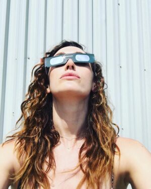 Sarah Power Instagram - I'll spend the rest of the day Web MD'ing burnt retina symptoms 🌘