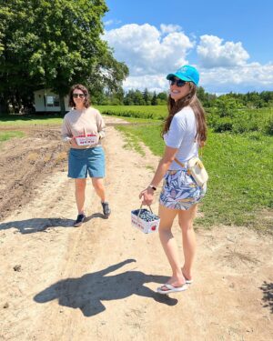 Sarah Rotella Instagram - Berry picking afternoon 🫐