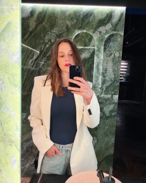 Sarah Rotella Instagram - Hi new followers 👋🏼😘 the algo loves a selfie