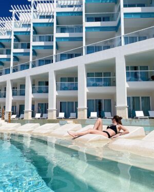 Sarah Rotella Instagram - Had a great time poolside in Cancun 💙🧢🐟🫐🩱🌊🏝️