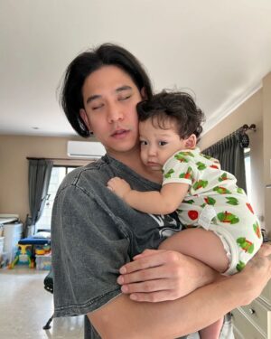 Saran Sirilak Instagram - สภาพ!!!เมื่อคุณทำงานเลิกดึก..แต่คุณต้องตื่นมาเลี้ยงลูก🤣
#น้อนโฮมส์