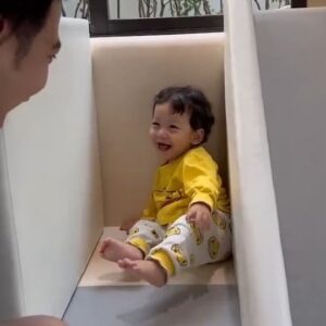 Saran Sirilak Instagram - เล่นกับน้องโฮมส์😂😂😂..สรุปว่าใครตลกกว่ากันครับ555 ขำเสียงหมูเฉยยย
#น้อนโฮมส์