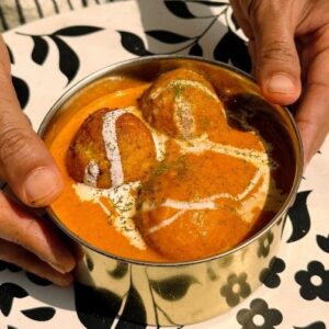 Saransh Goila Instagram - Have you watched The Lunchbox? If you have you can't forget that Malai Kofta scene because I drooled a lot while watching this film! This movie made me fall in love with Indian food all over again and it reminded me of how emotionally we are connected to  each other through our recipes. Today's lunchbox is for @guneetmonga who produced this film and has made us so proud over the years. I found a dear friend in her because of her love for food and chefs! I hope you guys make this Malai Kofta recipe for someone's Lunchbox too 💓 
.
.
*PANEER KOFTA*

Finely chop onions & tomatoes 
1 tbsp Ghee 
1 tsp Jeera 
1 tbsp Garlic, chopped 
1 inch Ginger, chopped 
1 Green chili, chopped 
1 cup Onions, chopped
Sauté till translucent 
3 cup Tomatoes, chopped 
1 tsp Red chili powder 
1/2 tsp Haldi powder 
2 tsp Coriander powder
A handful of cashews (8-10)
Salt to taste 
1.5 cup Water 
Mix well 
Cover & cook for 20 mins on medium to low flame

500g Paneer, grated 
A handful of coriander, chopped 
1 tsp Garlic, chopped 
1 tsp Red chili powder 
1 tsp Coriander powder 
1/2 tsp Haldi powder 
Salt to taste 
2 tbsp Cornflour 
Mix well 
Take a portion of the paneer 
Flatten it out 
Add a few boiled green peas 
& shape into a kofta 
Coat them in cornflour (thin layer)
Fry in medium hot oil 
Till GBC 🤌🏻🔥 

Once the gravy has cooked 
Blend into a smooth paste 
1 tsp Sugar 
1/2 tsp Garam masala powder 
1 tsp Kasuri methi powder 
Mix well 
2 tbsp Fresh cream 
Add the koftas 
& mix gently 

Pack the koftas in a dabba 

Add a note ❤️ 

Delishaaas ❤️
