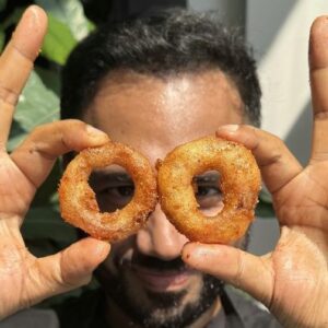 Saransh Goila Instagram - It really sometimes amazes me what all is possible with food! Many restaurants now serve these Extraaa Crispy Onion rings or as some call it Dosa Onion Rings and they're oh so delishaaas. I found them on the @pijjapalace  menu which is uber popular in LA and ufff the crunch on these is just a full 💯 Yay or Nay? Also @thekurtaguy I'm looking at you bro. Does Dos.ai agree?
.
.
Extraaa Crispy Onion Rings 

Peel & slice 3 Onions
😎😮‍💨
Coat them lightly with rice flour 
250g Thick dosa batter 
Dip the onion rings in the batter 
& fry in hot oil 
till GBC 🤤🔥
Look at those 🤌🏻🔥

Sprinkle them with salt & podi 

hear that CRUNCH 🤌🏻😮‍💨

Delishaaas 🔥🔥