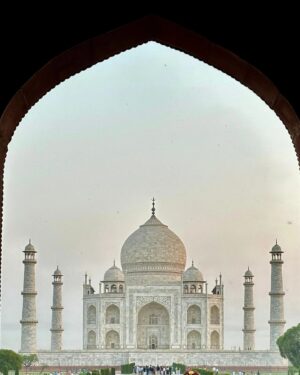 Saransh Goila Instagram - Photos you get when a tour guide who took Trump and Trudeau for a tour takes you 😸 It's all about knowing your spot and turning up at 5am. Well we may be at the Taj Mahal, a monument to love and for love, but let's be honest, the real beauty from my eyes in these pictures is you. Happy Birthday, @divssrao hope your birthday was a wowowow! Also, Eid Mubarak doston!

Thank you @oberoiamarvilas for unforgettable views and a dinner under the stars 🤩 to remember. Hospitality unmatched 🏆

📸 By our tour guide @nitin_taj