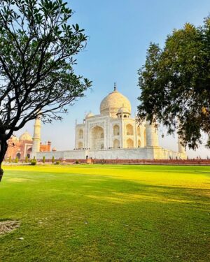 Saransh Goila Instagram - Photos you get when a tour guide who took Trump and Trudeau for a tour takes you 😸 It's all about knowing your spot and turning up at 5am. Well we may be at the Taj Mahal, a monument to love and for love, but let's be honest, the real beauty from my eyes in these pictures is you. Happy Birthday, @divssrao hope your birthday was a wowowow! Also, Eid Mubarak doston!

Thank you @oberoiamarvilas for unforgettable views and a dinner under the stars 🤩 to remember. Hospitality unmatched 🏆

📸 By our tour guide @nitin_taj