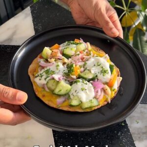 Saransh Goila Instagram - Ep No. 3 of Feels Wale Meals is here doston! Thank you for the love on this series. We are trying to make your lunches and dinners more exciting while making our own meals Delishaaas. Are you enjoying the series? What more would you like to see!

Dal Roti Tostada 

Hmm leftover rotis? 🤔 
Sprinkle kitchen King, podi or Maggi masala generously 
1 tsp Ghee 
Baste it well 
Bake in the oven at 150 degrees C 
Till golden brown & CRIPSY! Or 
Crisp it on low flame on tawa

Leftover Dal? 🤔😮‍💨 Reheat and keep

Roughly chop 
1 Cucumber 
1 Tomato 
1 Onion 

Add to a bowl 
Add chopped coriander 
A handful of salted peanuts 
Black salt to taste 
Lemon juice to taste 
& toss everything well 

Ooo tasty 😮‍💨🤤

Heard that 😮‍💨🔥

Add a simple tadka of curry leaves, jeera, mustard & hing 
to dahi mix everything well 

Spread dal generously on the crispy roti 
Add a handful of the salad 
Top it off with tadka dahi 
& coriander 

Delishaaas 😮‍💨🔥🤤 #FeelsWaleMeals