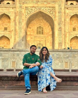 Saransh Goila Instagram - Photos you get when a tour guide who took Trump and Trudeau for a tour takes you 😸 It's all about knowing your spot and turning up at 5am. Well we may be at the Taj Mahal, a monument to love and for love, but let's be honest, the real beauty from my eyes in these pictures is you. Happy Birthday, @divssrao hope your birthday was a wowowow! Also, Eid Mubarak doston!

Thank you @oberoiamarvilas for unforgettable views and a dinner under the stars 🤩 to remember. Hospitality unmatched 🏆

📸 By our tour guide @nitin_taj
