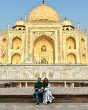 Saransh Goila Instagram - Photos you get when a tour guide who took Trump and Trudeau for a tour takes you 😸 It's all about knowing your spot and turning up at 5am. Well we may be at the Taj Mahal, a monument to love and for love, but let's be honest, the real beauty from my eyes in these pictures is you. Happy Birthday, @divssrao hope your birthday was a wowowow! Also, Eid Mubarak doston!

Thank you @oberoiamarvilas for unforgettable views and a dinner under the stars 🤩 to remember. Hospitality unmatched 🏆

📸 By our tour guide @nitin_taj