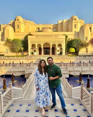 Saransh Goila Instagram - Photos you get when a tour guide who took Trump and Trudeau for a tour takes you 😸 It's all about knowing your spot and turning up at 5am. Well we may be at the Taj Mahal, a monument to love and for love, but let's be honest, the real beauty from my eyes in these pictures is you. Happy Birthday, @divssrao hope your birthday was a wowowow! Also, Eid Mubarak doston!

Thank you @oberoiamarvilas for unforgettable views and a dinner under the stars 🤩 to remember. Hospitality unmatched 🏆

📸 By our tour guide @nitin_taj